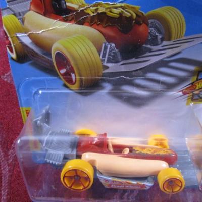 2 Hot Wheels cars