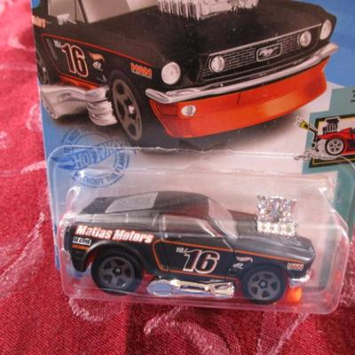 2 Hot Wheels cars