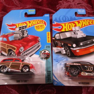 2 Hot Wheels cars