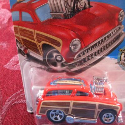 2 Hot Wheels cars