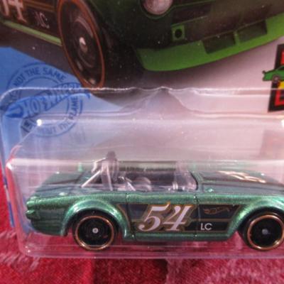 2 Hot Wheels cars