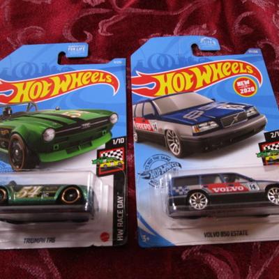 2 Hot Wheels cars