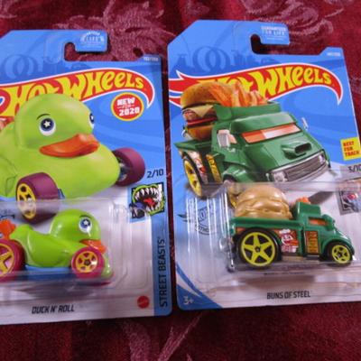 2 Hot Wheels cars