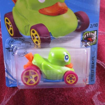 2 Hot Wheels cars