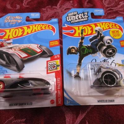 2 Hot Wheels cars