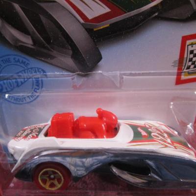 2 Hot Wheels cars