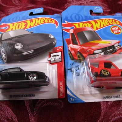 2 Hot Wheels cars