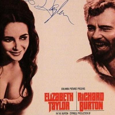 Elizabeth Taylor signed Movie Booklet photo 