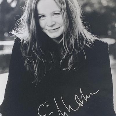 Lost Emilie de Ravin signed photo