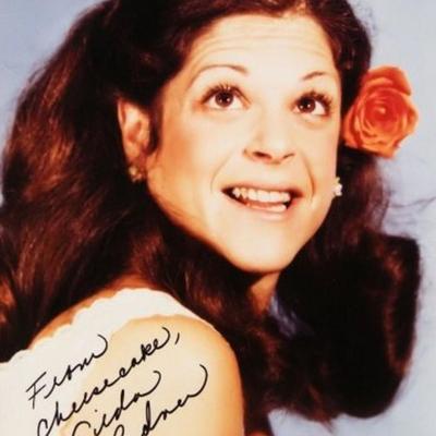 Gilda Radner signed portrait photo 