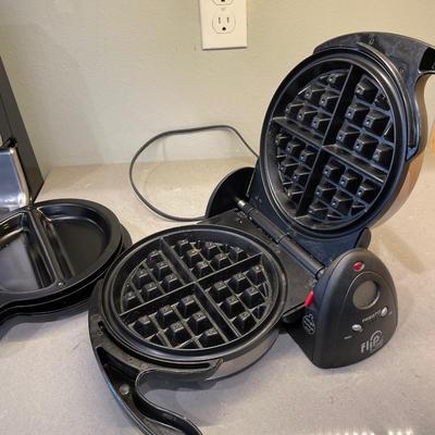 Flip waffle iron