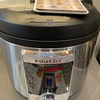 Instapot (New) with inserts & cookbooks