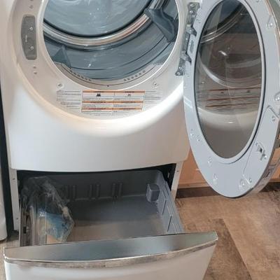 Whirlpool dryer & riser. Mod WED92HEFW1