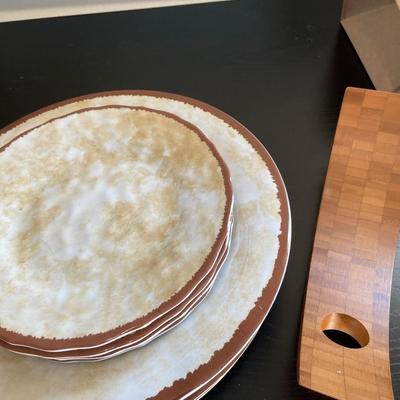 Baskets & plastic/MelMac(?)dishes