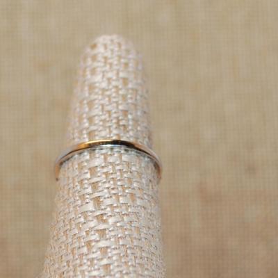Size 7 Oval Blue 4 Prong Main Stone Ring with "Looped" Side Accents on a Silver Tone Band (2.2g)