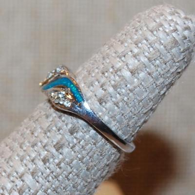 Size 6¾ Aquamarine Swirl Waves Inlays Ring & Clear Accent Stones on a Silver Tone Band (3.2g)