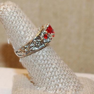 Size 7 RED HEART Main Stone Ring with 2 Round Red Stone Accents on a Solid Silver Tone Band (6.1g)
