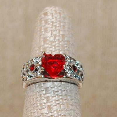 Size 7 RED HEART Main Stone Ring with 2 Round Red Stone Accents on a Solid Silver Tone Band (6.1g)