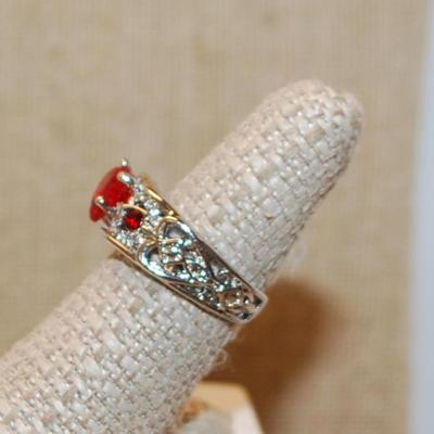 Size 7 RED HEART Main Stone Ring with 2 Round Red Stone Accents on a Solid Silver Tone Band (6.1g)