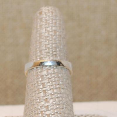 Size 7 White Oval Cameo on Pink Ring & Graphic Designed Setting on a Silver Tone Band (6.2g)