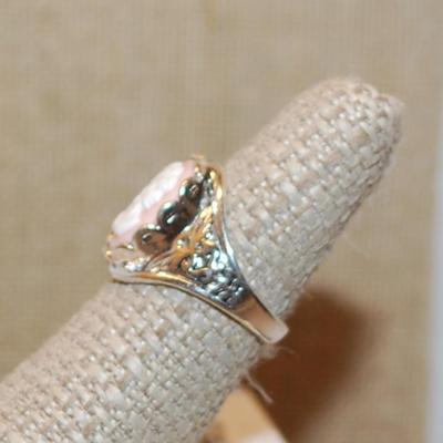 Size 7 White Oval Cameo on Pink Ring & Graphic Designed Setting on a Silver Tone Band (6.2g)