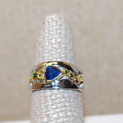 Size 7¼ Blue Trillion Cut Main Stone Ring with 2 Tone Accent on a Silver Band (4.2g)