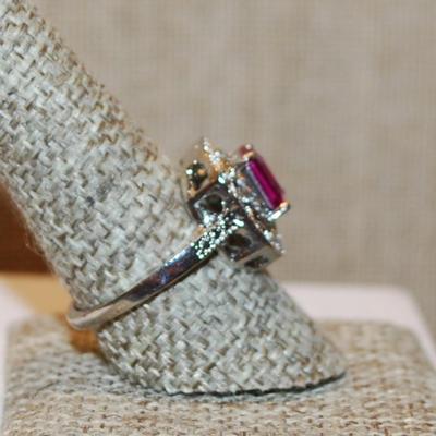 Size 9¼ Magenta Rectangular Stone Ring on a Brilliant Square Setting & Silver Tone Band (5.9g)