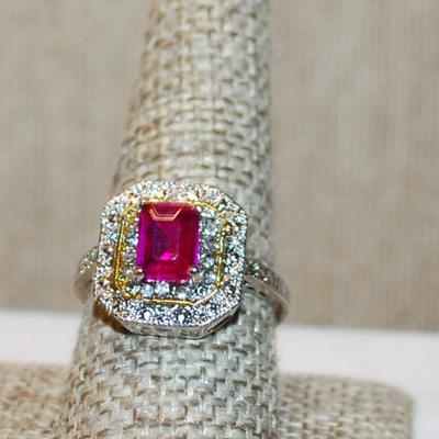 Size 9¼ Magenta Rectangular Stone Ring on a Brilliant Square Setting & Silver Tone Band (5.9g)