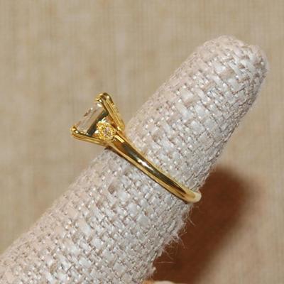 Size 6¾ Square Clear Main Stone Ring with Horizontal Sides with 3 Stones Each on a Gold Tone Band (3.4g)
