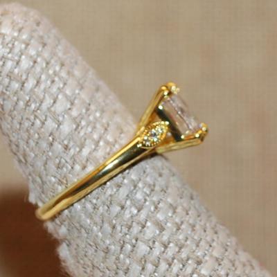 Size 6¾ Square Clear Main Stone Ring with Horizontal Sides with 3 Stones Each on a Gold Tone Band (3.4g)