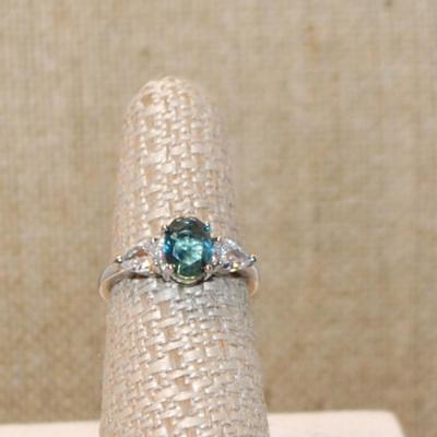 Size 7 Marked .925 Oval Aquamarine Stone with Pear Shaped Clear Side Accent Stones on a Silver Band (2.6g)