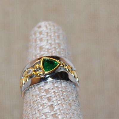 Size 7¼ Marked .925 Green Trillion Cut Main Stone Ring with 2 Tone Accent on a Silver Band (4.2g)