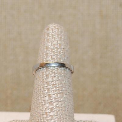 Size 6½ Light Pear Shaped Pink & Clear Stones Party Style Ring on a Silver Tone Band (5.7g)