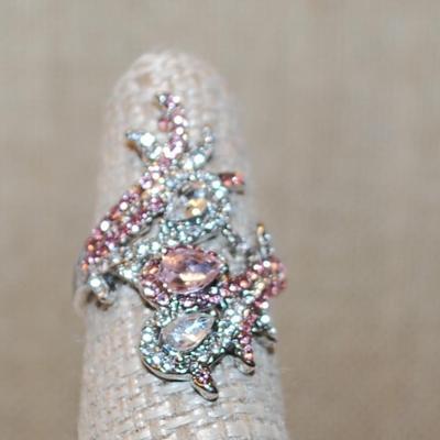 Size 6½ Light Pear Shaped Pink & Clear Stones Party Style Ring on a Silver Tone Band (5.7g)