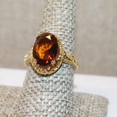 Size 8½ Large Mocha Brown Oval Center Stone Ring on a Nest Setting and Gold Tone Band (4.0g)