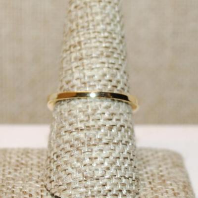 Size 8½ Large Mocha Brown Oval Center Stone Ring on a Nest Setting and Gold Tone Band (4.0g)