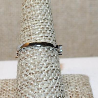 Size 7¾ Marked .925 Clear Round Stone Ring with Zig-Zag Stone Accents on a Silver Band (2.5g)