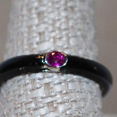 Size 10 BLACK Enamel Ring with Single Cranberry Red Round Stone on a Silver Tone Band (2.6g)