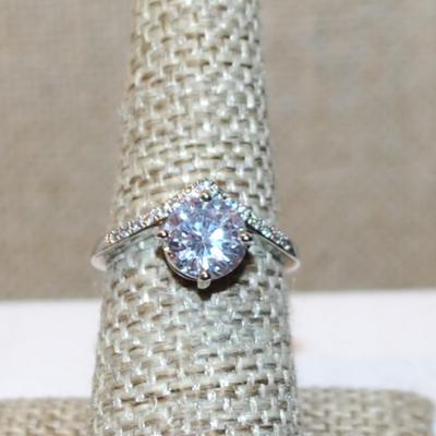 Size 7 Marked .925 Clear Round Stone Ring with a "V" Accent Crown on a Silver Band (3.2g)