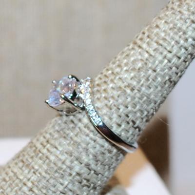 Size 7 Marked .925 Clear Round Stone Ring with a "V" Accent Crown on a Silver Band (3.2g)