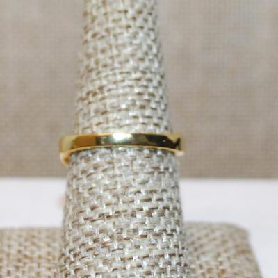 Size 7 ½ Clear Accents Stones Ring on a Rollercoaster Setting & Gold Tone Band (2.7g)