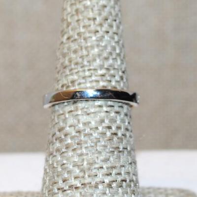 Size 6¼ Large Oval Glitter "Arrow" Cocktail Ring on a Silver Tone Band (4.8g)