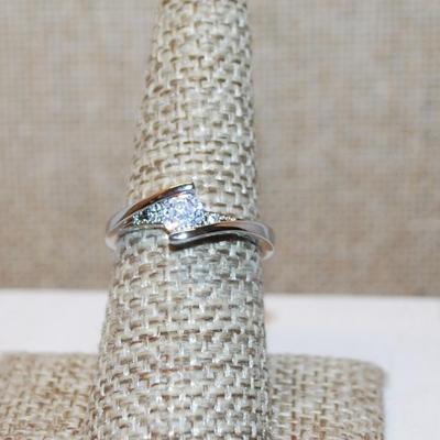 Size 7½ Marked .925 Overlap Setting & Single Round Main Stone Ring with Side Accents on a Silver SPLIT BAND (2.8g)