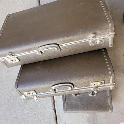 Papa bear, mama bear and baby bear vintage luggage set