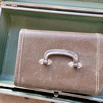 Papa bear, mama bear and baby bear vintage luggage set