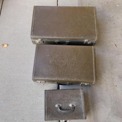 Papa bear, mama bear and baby bear vintage luggage set