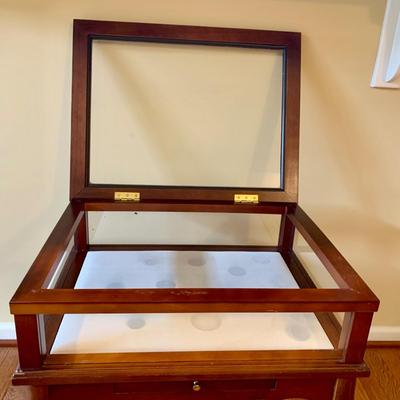 LOT 8 L: Oval Glass Top Coffee Table & Glass Surround Curio Display Side Table