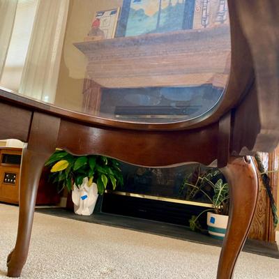 LOT 8 L: Oval Glass Top Coffee Table & Glass Surround Curio Display Side Table