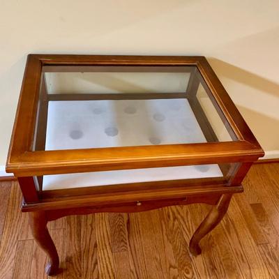 LOT 8 L: Oval Glass Top Coffee Table & Glass Surround Curio Display Side Table