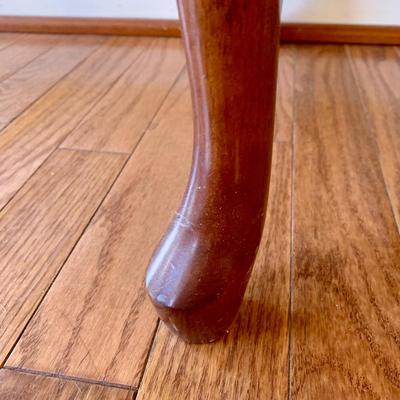 LOT 8 L: Oval Glass Top Coffee Table & Glass Surround Curio Display Side Table